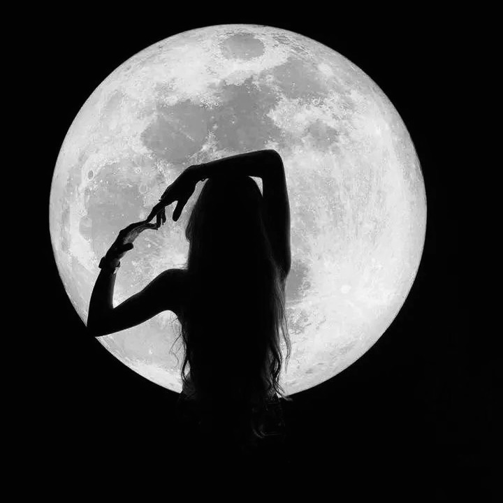 Les Esbats : Célébrer la Lune pour se reconnecter à soi