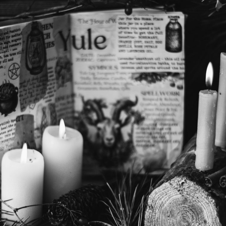 Yule, le Solstice d’hiver – Lumière renaissante et espoir au cœur de la nuit